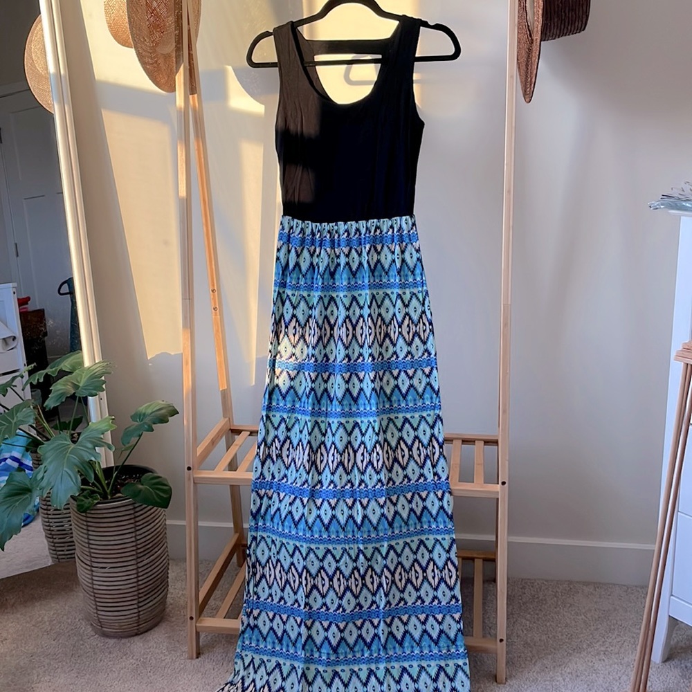 Gilli patterned maxi dress, size unknown, fits like a small